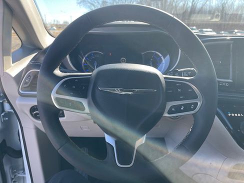 Used 2024 Chrysler Pacifica Select image 19