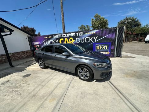 Used 2024 Volkswagen Jetta SE FWD image 3