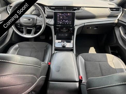 Used 2024 Jeep Grand Cherokee Altitude AWD/4WD image 12