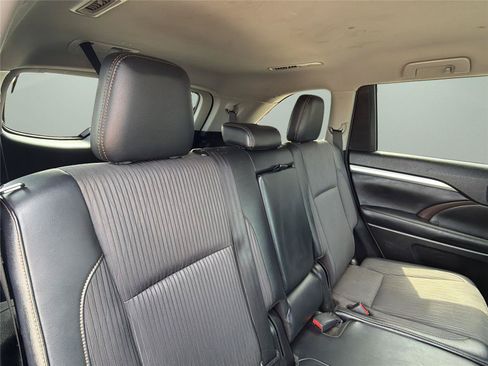 Used 2017 Toyota Highlander Plus w/ Carpet Mat Package AWD/4WD image 22