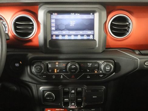 Used 2020 Jeep Gladiator Rubicon w/ Cold Weather Group image 27