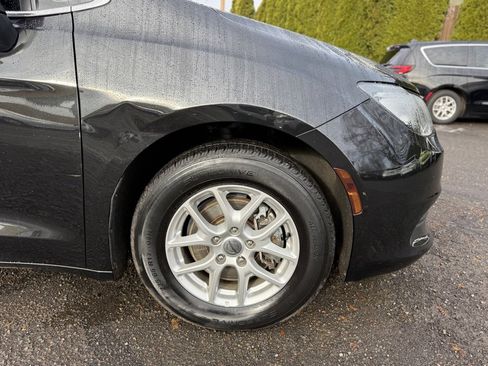 Used 2023 Chrysler Voyager LX image 11