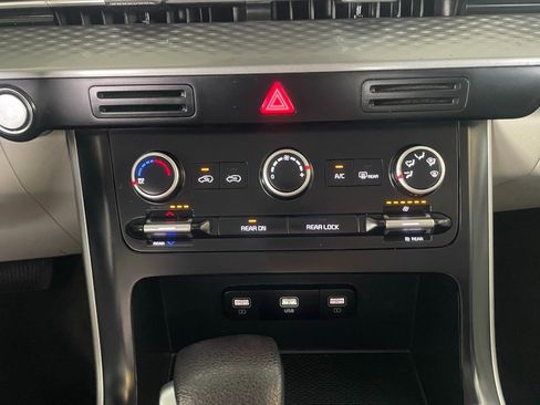 Used 2024 Kia Carnival LX image 35