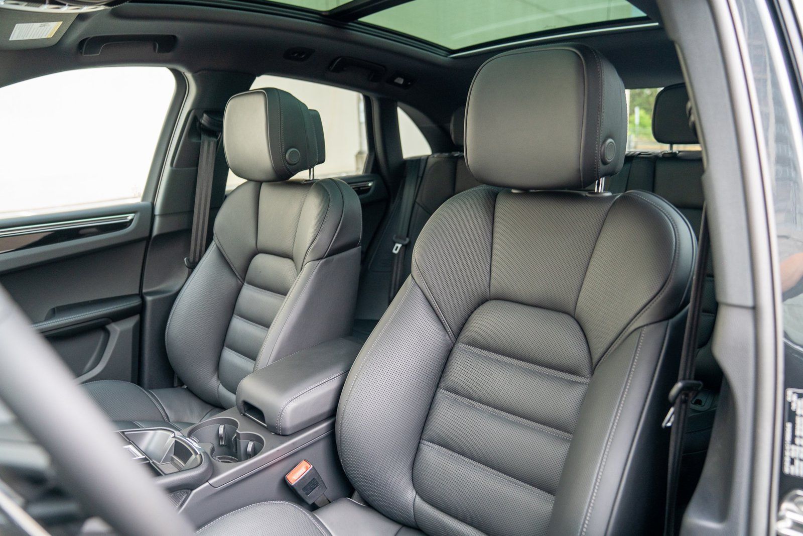 Certified 2026 Porsche Macan AWD/4WD image 5