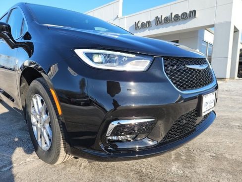 New 2026 Chrysler Pacifica Select image 4