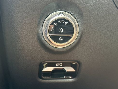 Used 2025 Mercedes-Benz C 300 4MATIC Sedan image 31