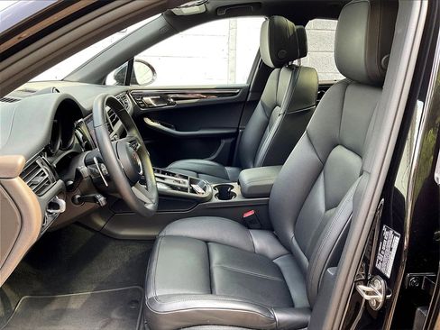 Certified 2025 Porsche Macan image 5