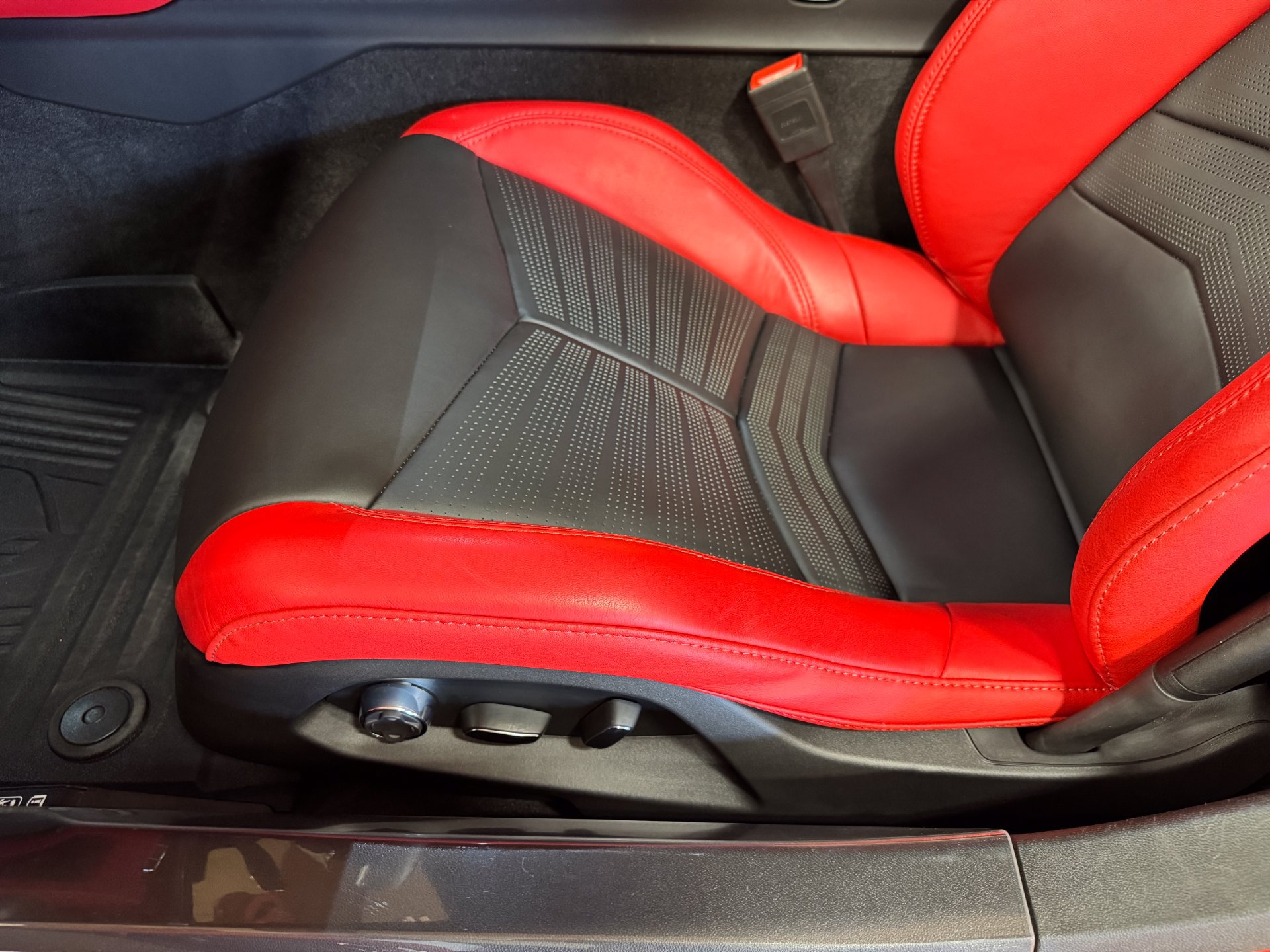 Used 2025 Chevrolet Corvette Stingray Premium Cpe w/ Z51 Performance Package RWD image 35