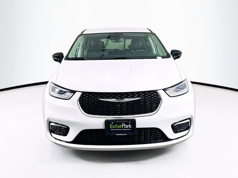 Used 2024 Chrysler Pacifica Touring-L image 2