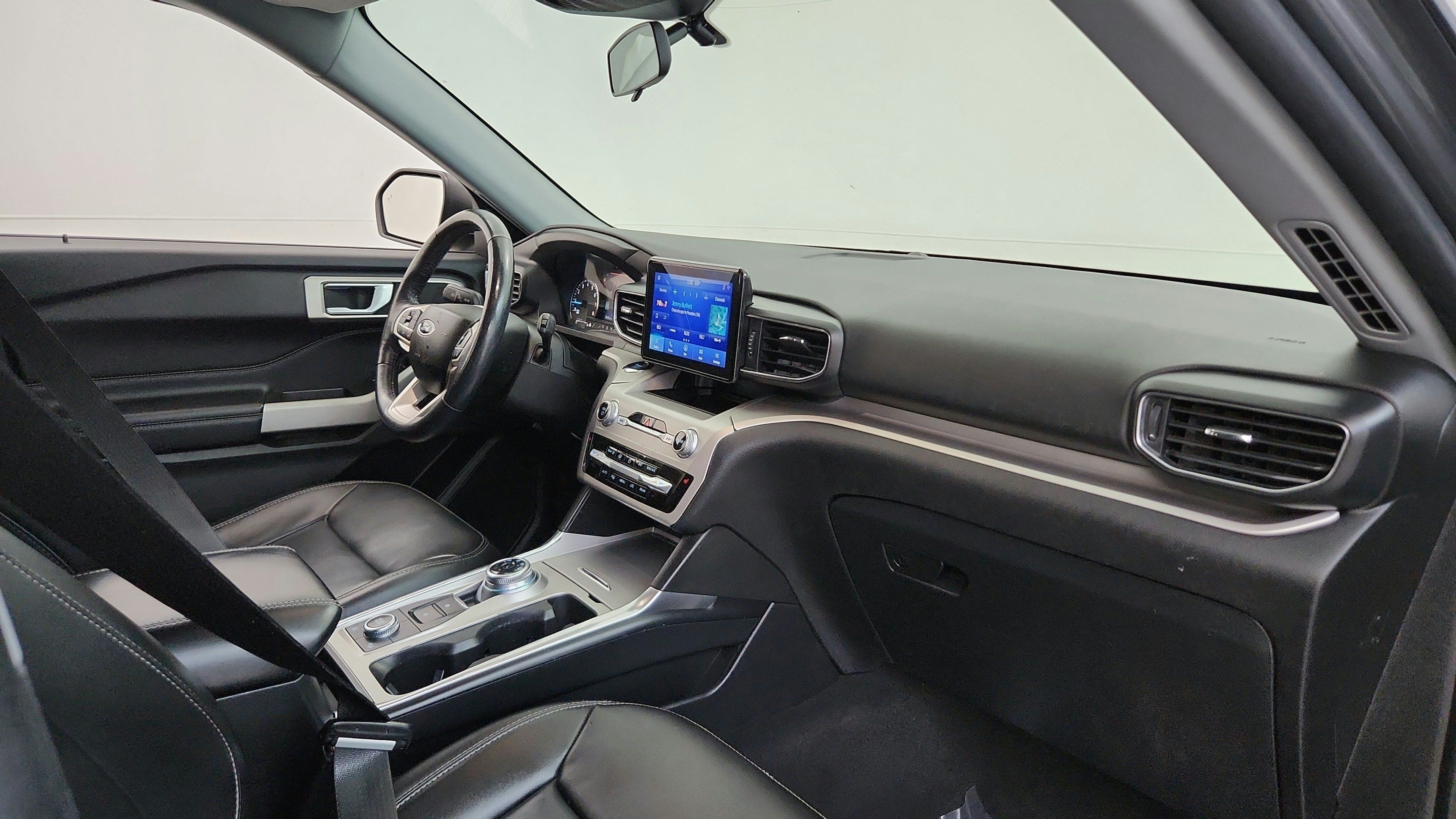 Used 2022 Ford Explorer XLT w/ Equipment Group 202A AWD/4WD image 29