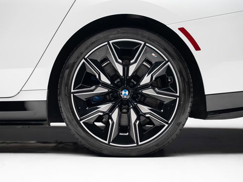 Used 2024 BMW i7 M70 AWD/4WD image 22