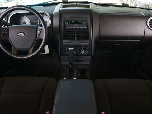 Used 2009 Ford Explorer Sport Trac XLT image 2