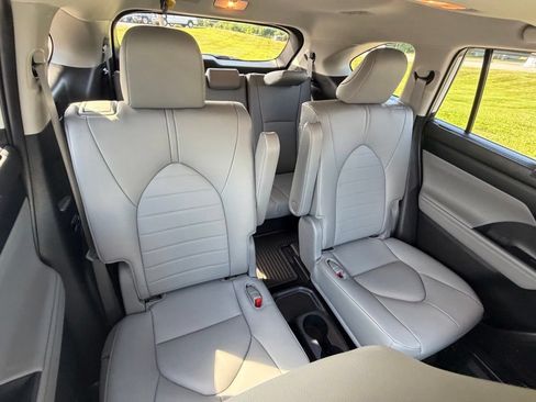 Used 2024 Toyota Highlander XLE AWD/4WD image 49