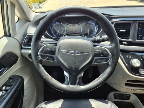 Used 2020 Chrysler Pacifica Touring-L w/ Tire & Wheel Group FWD image 28