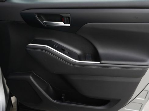 Used 2025 Toyota Highlander XSE image 9