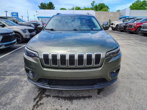 Used 2019 Jeep Cherokee Latitude Plus w/ Cold Weather Group AWD/4WD image 2