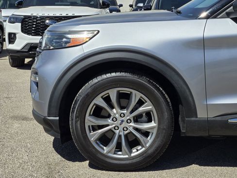 Used 2022 Ford Explorer XLT w/ Equipment Group 202A image 6