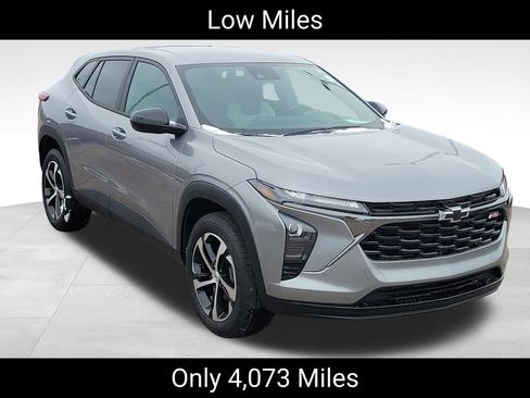 Used 2025 Chevrolet Trax RS image 2