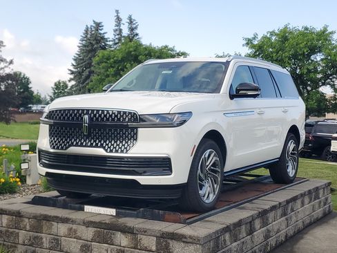 New 2026 Lincoln Navigator Reserve AWD/4WD image 2