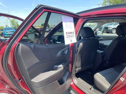 Used 2025 Chevrolet Trax LT w/ LT Convenience Package FWD image 27