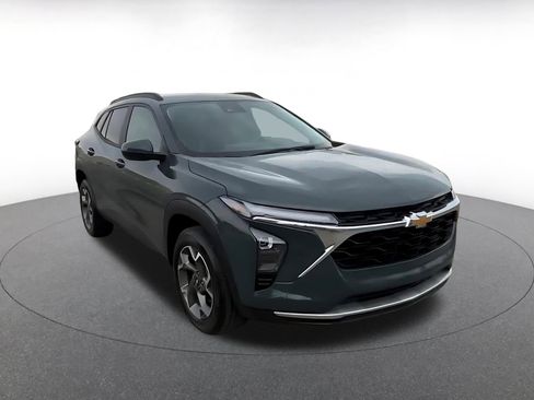 Used 2025 Chevrolet Trax LT image 3