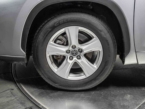 Used 2025 Toyota Highlander LE FWD image 9