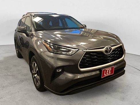 Used 2022 Toyota Highlander XLE AWD/4WD image 7
