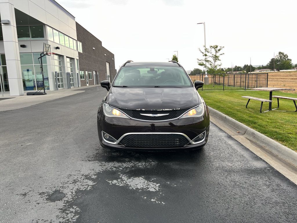 Used 2017 Chrysler Pacifica Touring-L FWD image 2