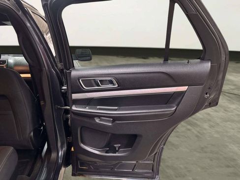 Used 2017 Ford Explorer XLT w/ Equipment Group 201A AWD/4WD image 19