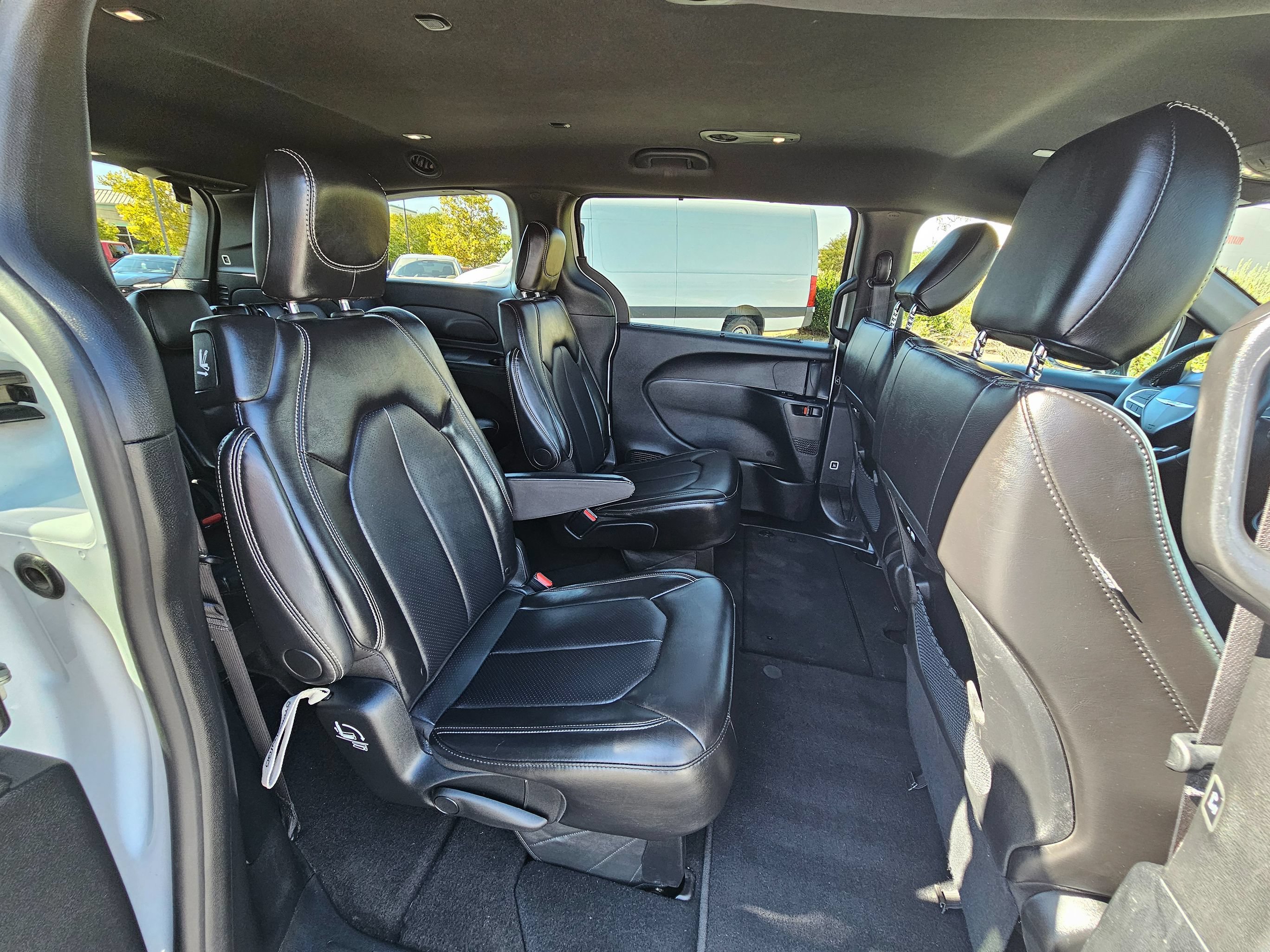 Used 2025 Chrysler Pacifica Select FWD image 32
