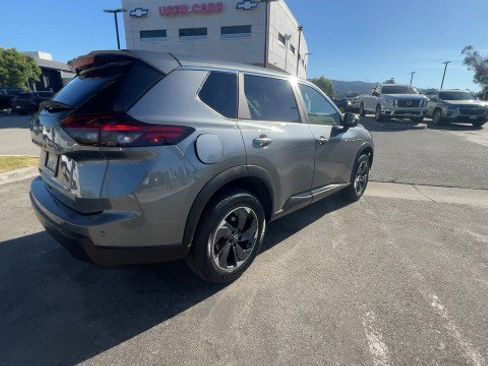 Used 2025 Nissan Rogue SV image 8