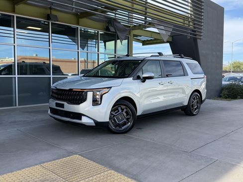 Used 2025 Kia Carnival EX image 1