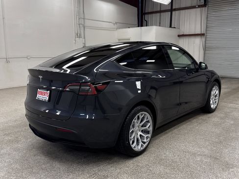Used 2024 Tesla Model Y 2WD image 17