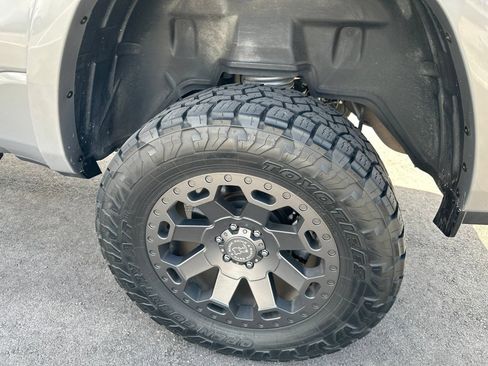 Used 2019 RAM 1500 Laramie AWD/4WD image 9