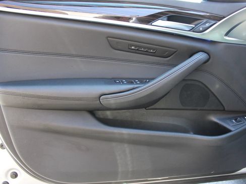 Used 2019 BMW 530e w/ Premium Package RWD image 3
