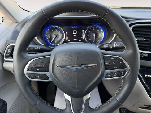Used 2024 Chrysler Pacifica Touring-L image 14