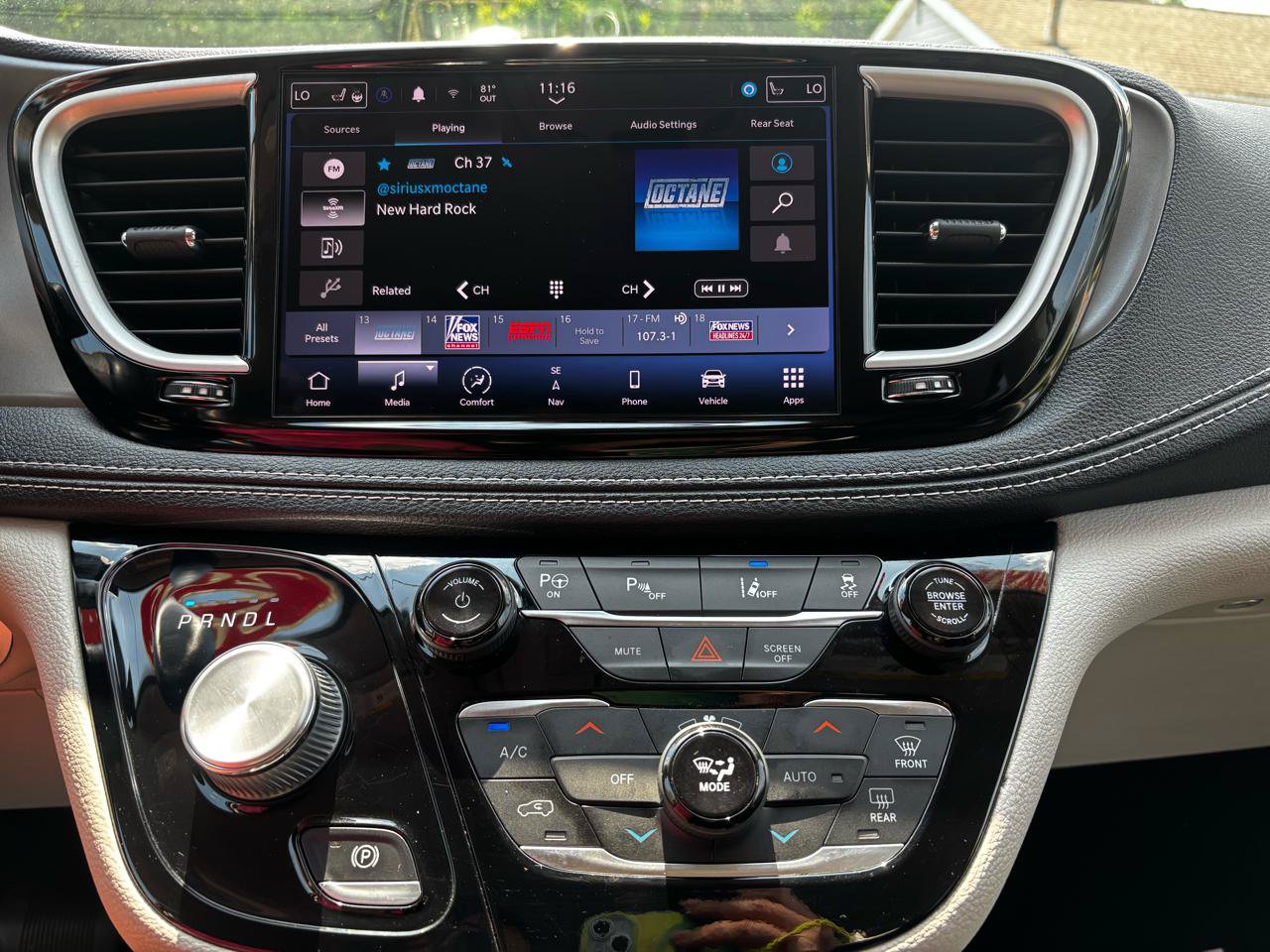 Used 2022 Chrysler Pacifica Touring-L w/ Uconnect Theater Family Group FWD image 17