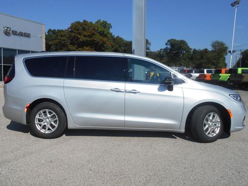 New 2026 Chrysler Pacifica Select image 35