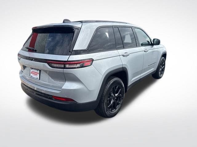 Used 2025 Jeep Grand Cherokee Altitude AWD/4WD image 6
