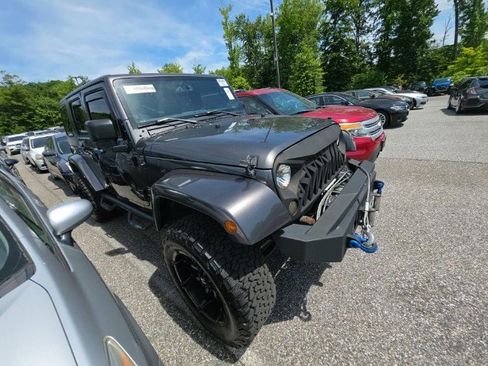 Used 2017 Jeep Wrangler Unlimited Sahara w/ Connectivity Group AWD/4WD image 3