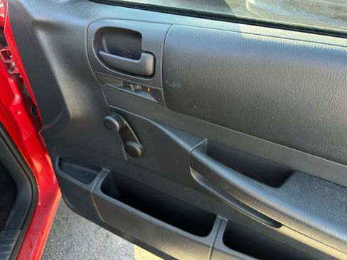 Used 2004 Dodge Dakota 2WD Club Cab w/ Tire & Handling Group image 16