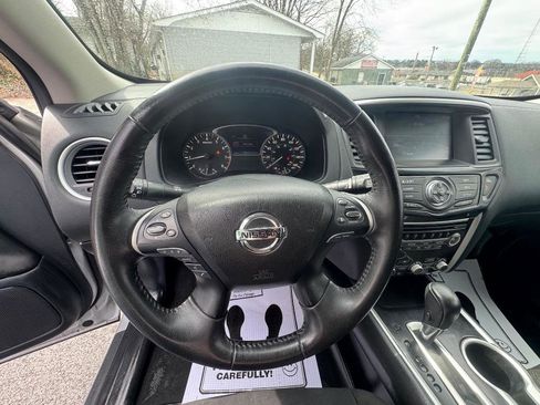 Used 2020 Nissan Pathfinder SV image 13