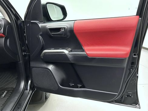 Used 2020 Toyota Tacoma SR5 AWD/4WD image 15