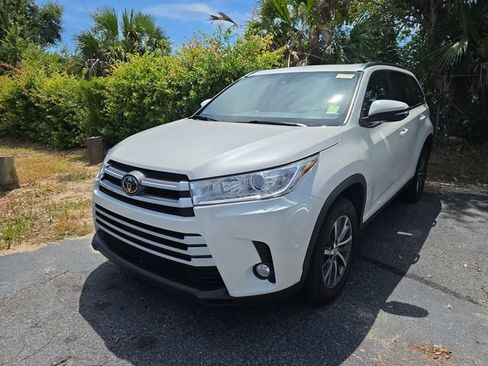 Used 2019 Toyota Highlander XLE FWD image 3