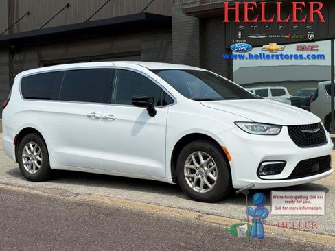 Used 2025 Chrysler Pacifica Select FWD image 1
