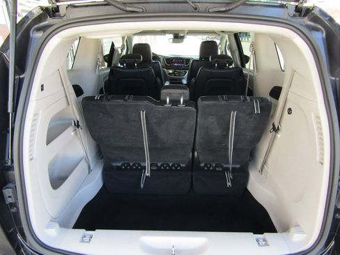 Used 2023 Chrysler Pacifica Touring-L FWD image 33