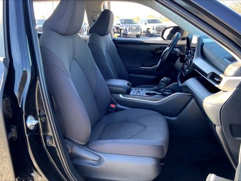 Certified 2024 Toyota Highlander LE image 9