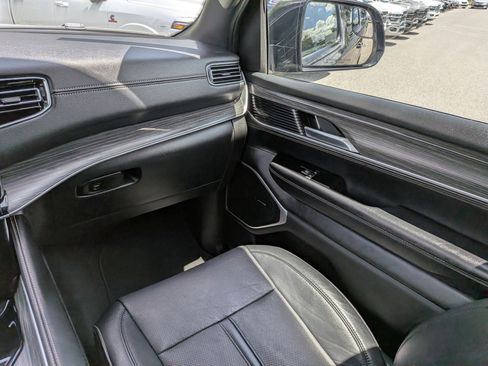 Certified 2024 Jeep Wagoneer Series II AWD/4WD image 16