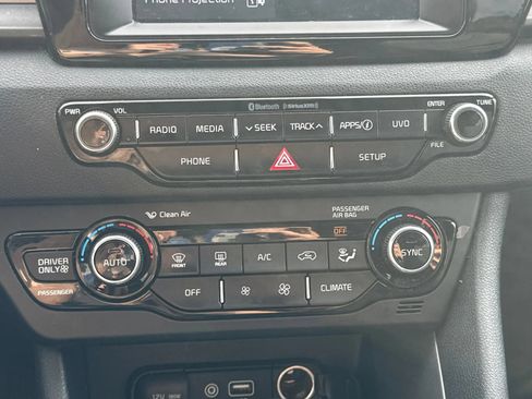Used 2017 Kia Niro FE FWD image 23