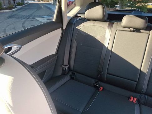 Certified 2025 Volkswagen Taos SE w/ Panoramic Sunroof Package image 18